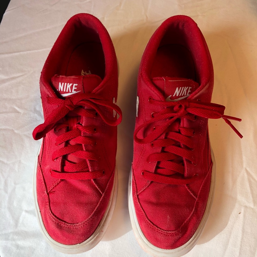Boys Nike canvas shoes size 7